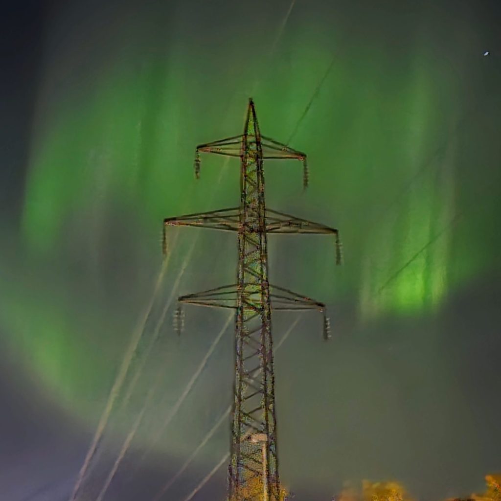 Strømmast i nordlys